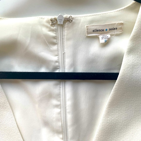 ✨Silence + Noise Deep-V Long-sleeve Romper | Small - Picture 4 of 10